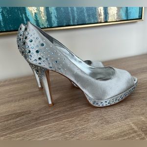 Antonio Melani size 8M Satin Shoes